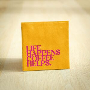 Tegeltje - Life Happens Coffee Helps | Geel & Felroze | 10x10cm