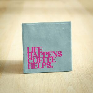 Tegeltje - Life Happens Coffee Helps | Lichtblauw & Felroze | 10x10cm