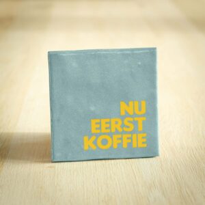 Tegeltje - Nu eerst koffie | Lichtblauw & Geel | 10x10cm