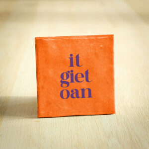 Tegeltje - It Giet Oan | Oranje & Paars | 10x10cm