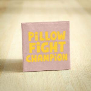 Tegeltje - Pillow Fight Champion | Roze & Geel | 10x10cm