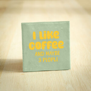 Tegeltje - I like coffee and maybe 3 people | Lichtgroen & Geel | 10x10cm