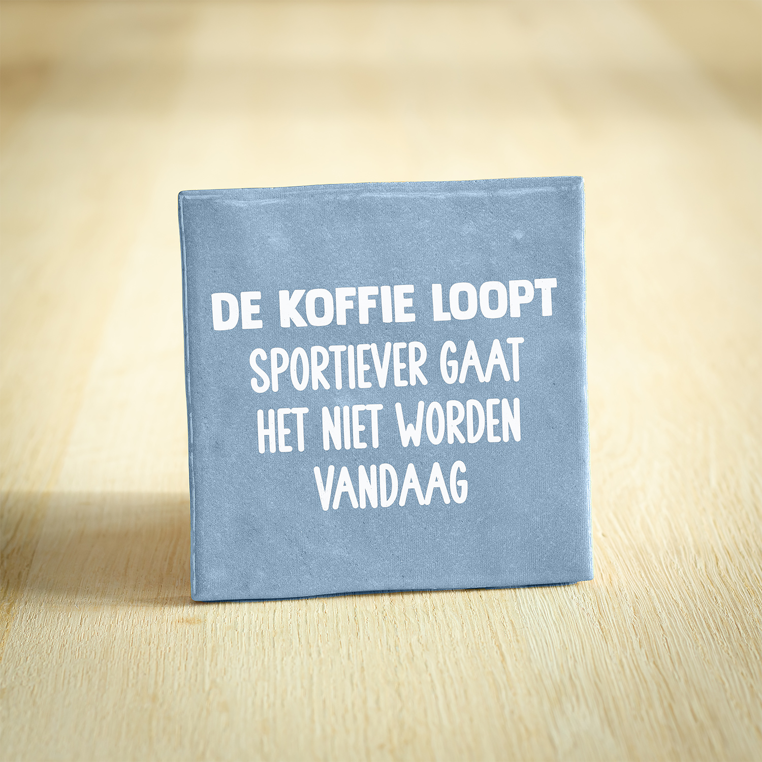 Tegeltje - De Koffie Loopt | Lichtblauw & Wit | 10x10cm